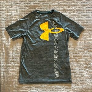 Under Armour athletic top size youth medium